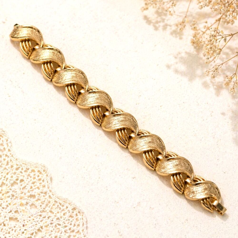 Vintage Lisner Gold Tone Specialty Chunky Link Bracelet